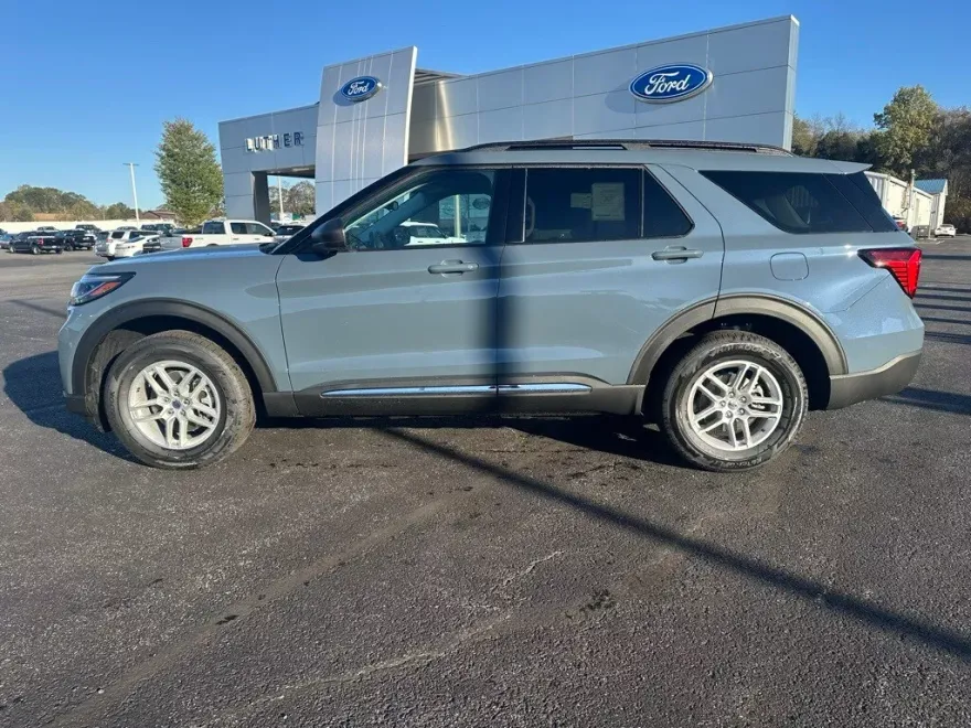 2025 Ford Explorer photo 1