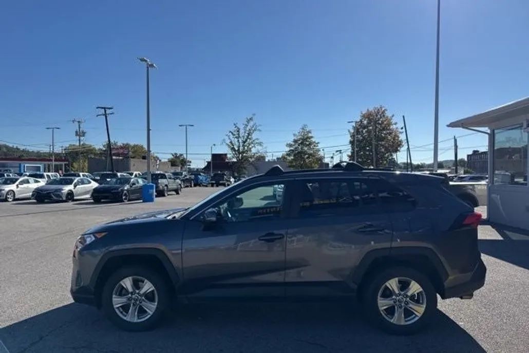 2021 Toyota RAV4 XLE photo 1