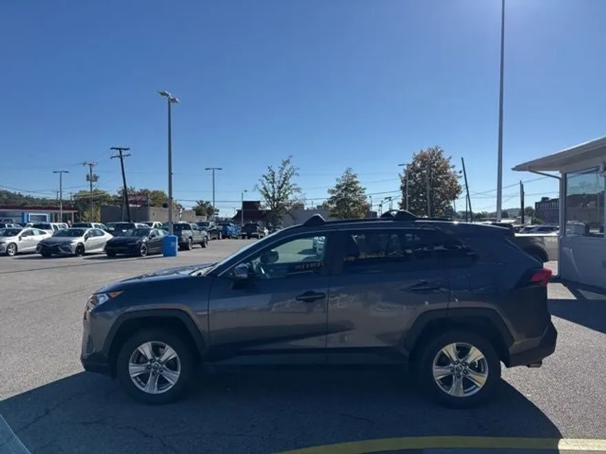 2021 Toyota RAV4 XLE photo 1