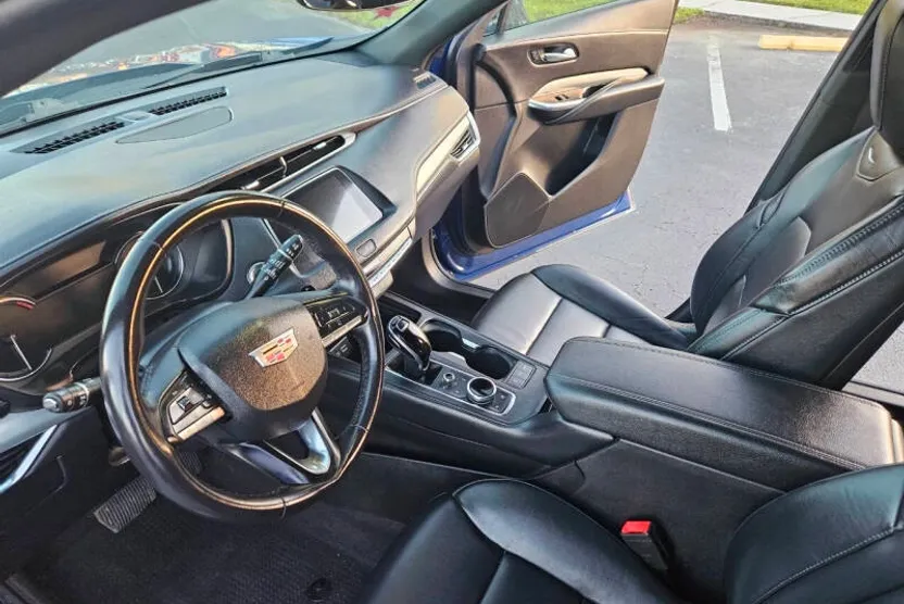 2022 Cadillac XT4 Premium Luxury photo 1