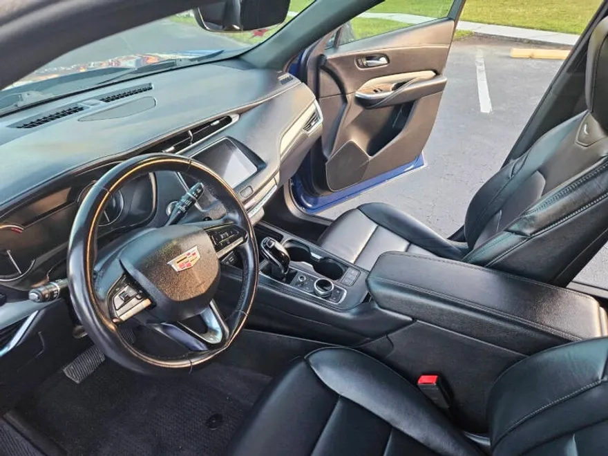 2022 Cadillac XT4 Premium Luxury photo 1