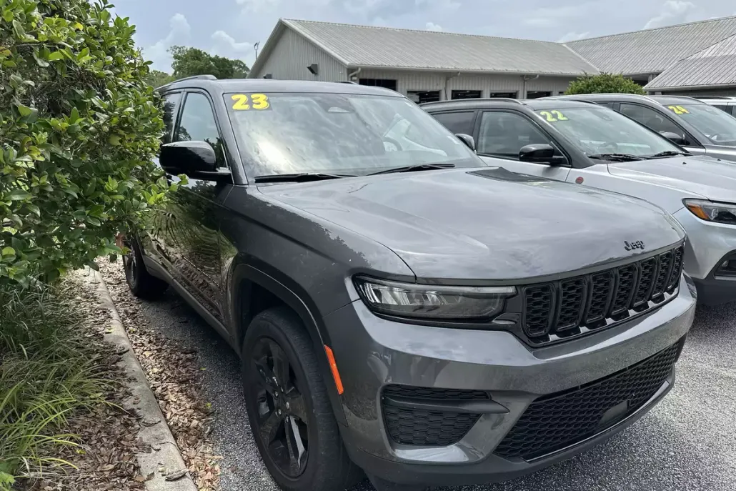 2023 Jeep Grand Cherokee Altitude photo 1