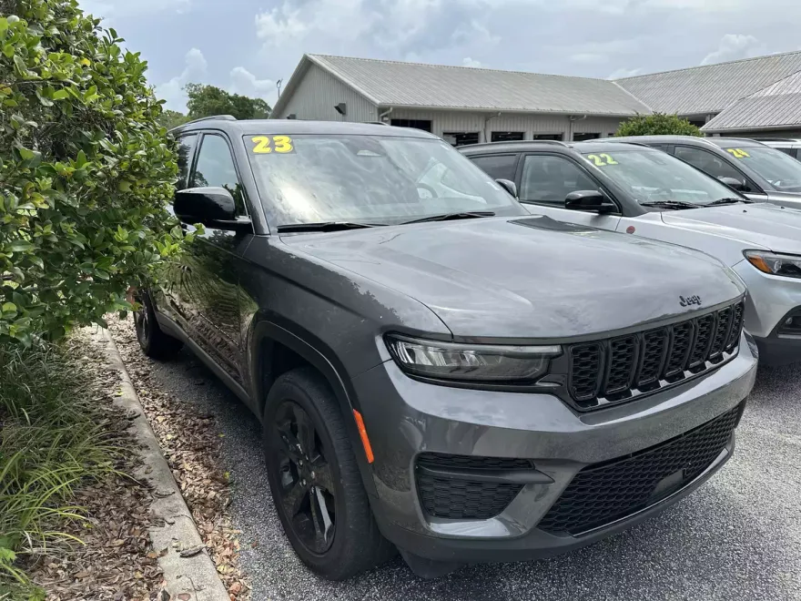 2023 Jeep Grand Cherokee Altitude photo 1