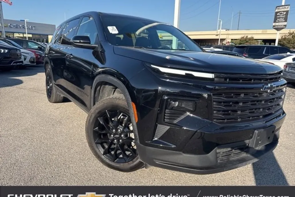2024 Chevrolet Traverse LS photo 1
