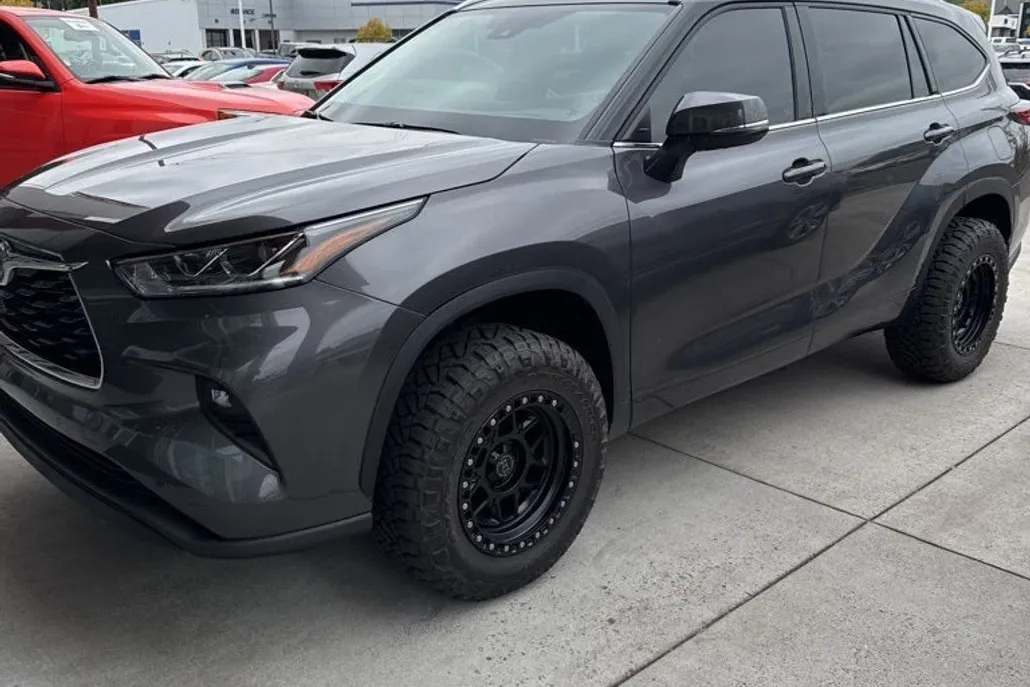 2022 Toyota Highlander Hybrid Limited photo 1