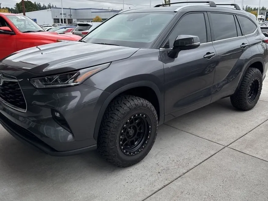 2022 Toyota Highlander Hybrid Limited photo 1
