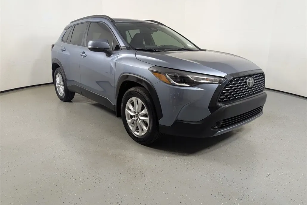 2024 Toyota Corolla Cross LE photo 1