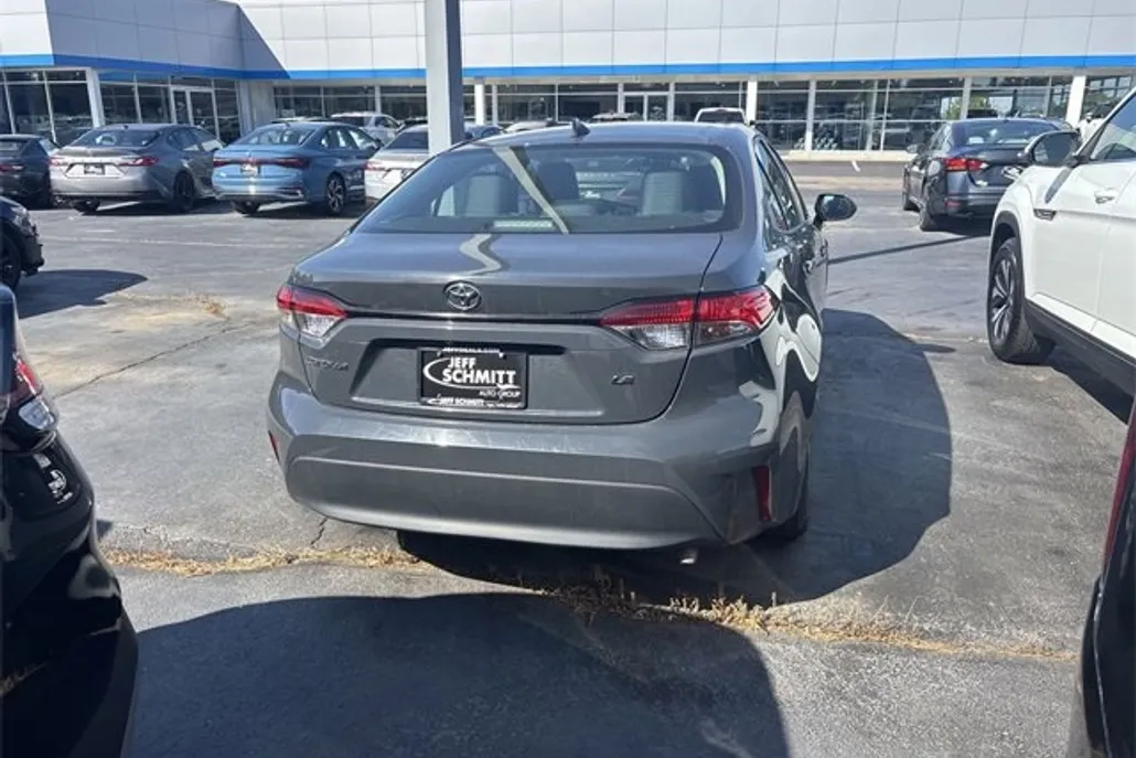 2023 Toyota Corolla LE photo 1