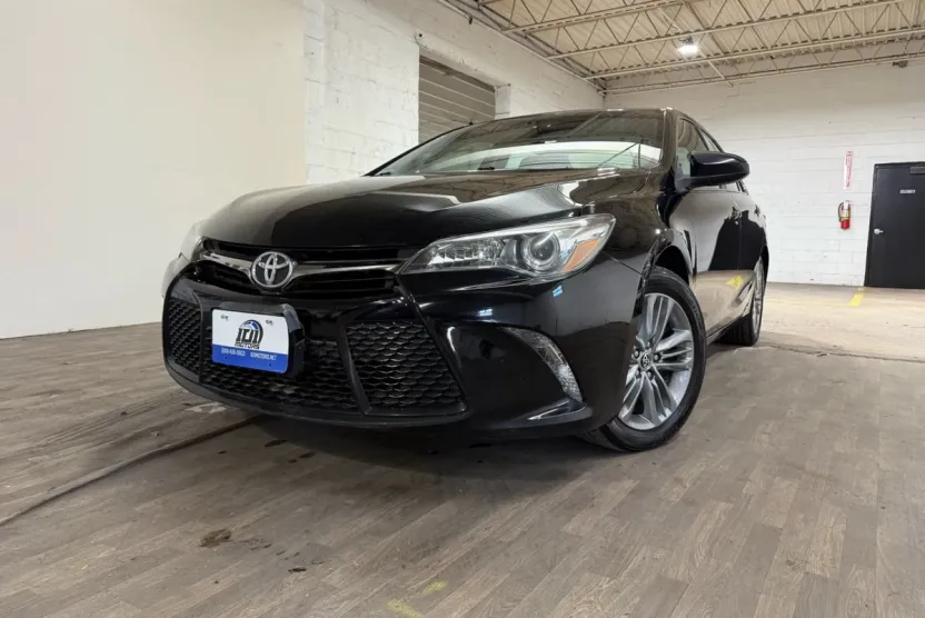 2016 Toyota Camry SE photo 1