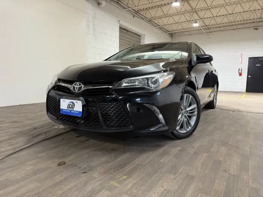 2016 Toyota Camry SE photo 1