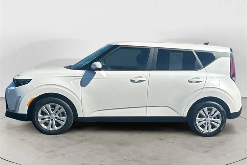 2023 Kia Soul LX photo 1