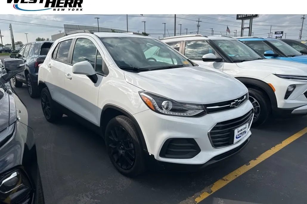 2022 Chevrolet Trax LT photo 1