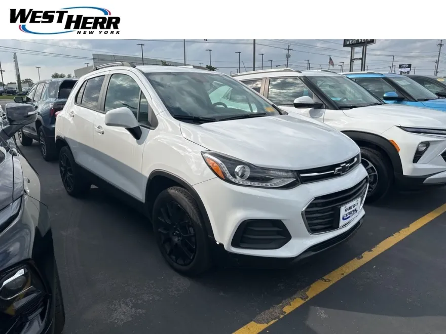 2022 Chevrolet Trax LT photo 1