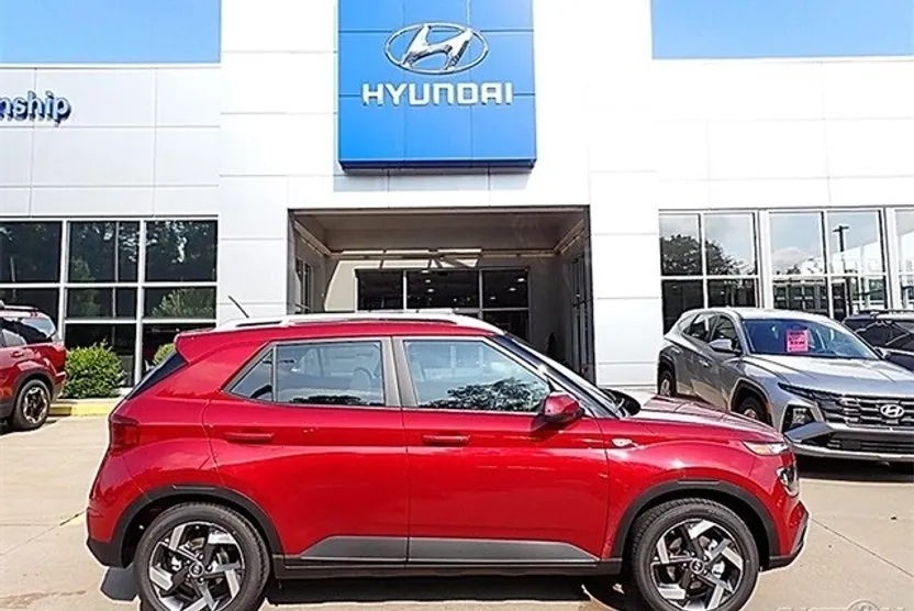 2025 Hyundai Venue SEL photo 1