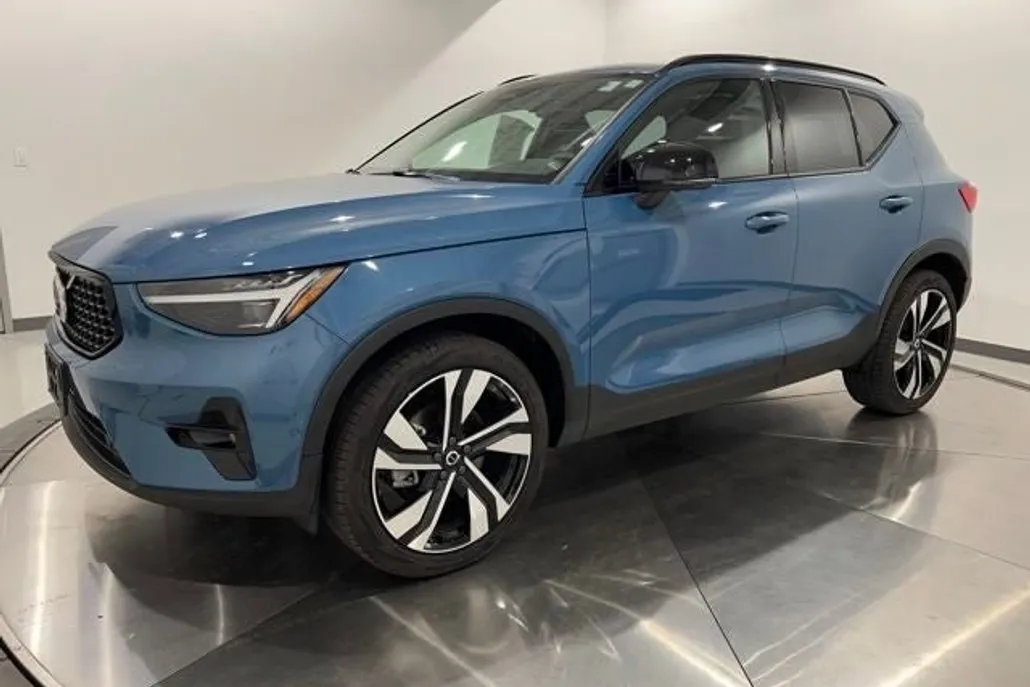 2024 Volvo XC40 Ultimate photo 1