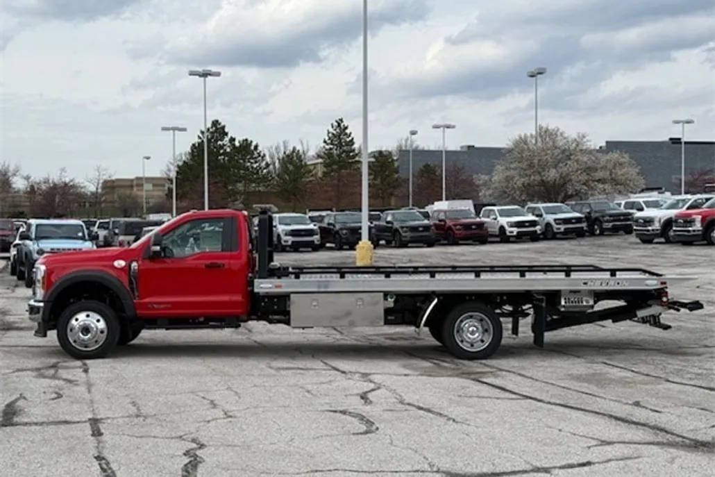 2024 Ford F-550 photo 1