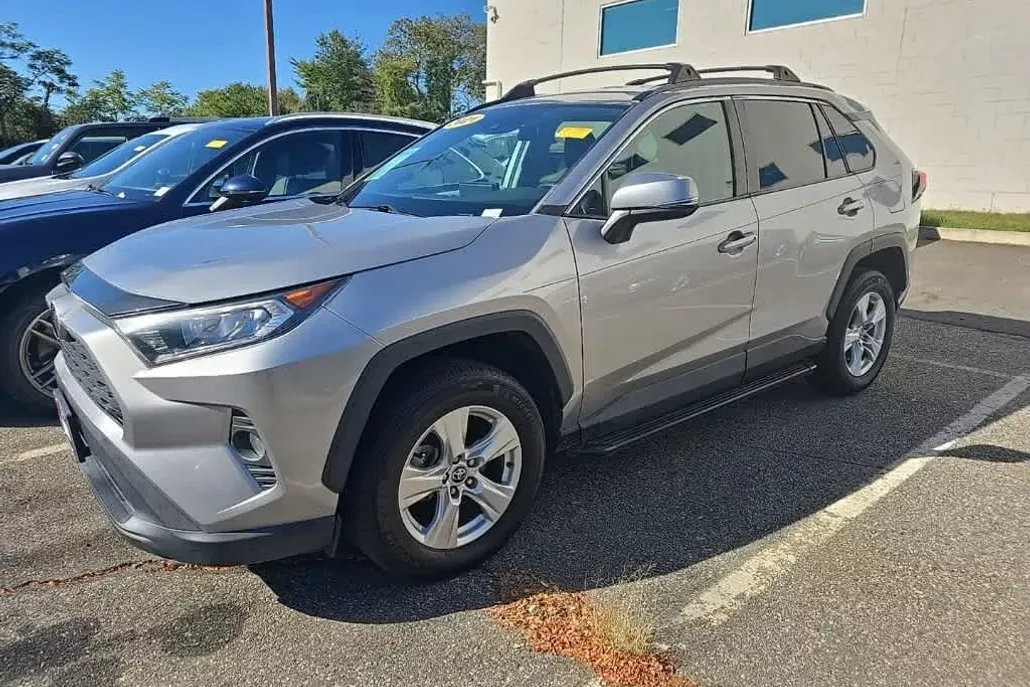 2021 Toyota RAV4 XLE photo 1