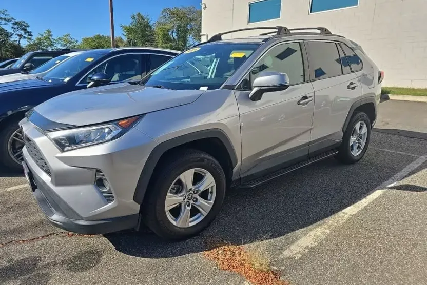 2021 Toyota RAV4 XLE photo 1