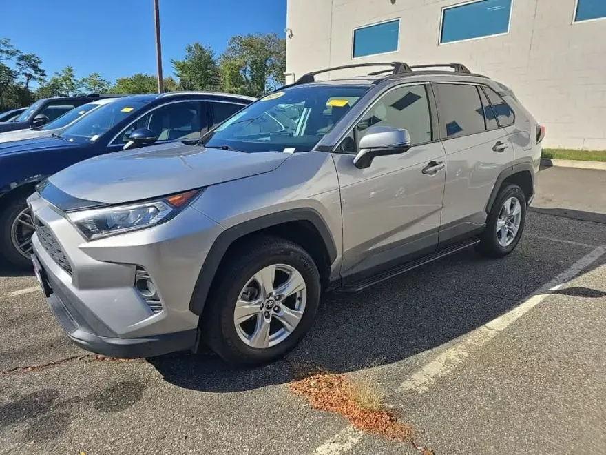 2021 Toyota RAV4 XLE photo 1