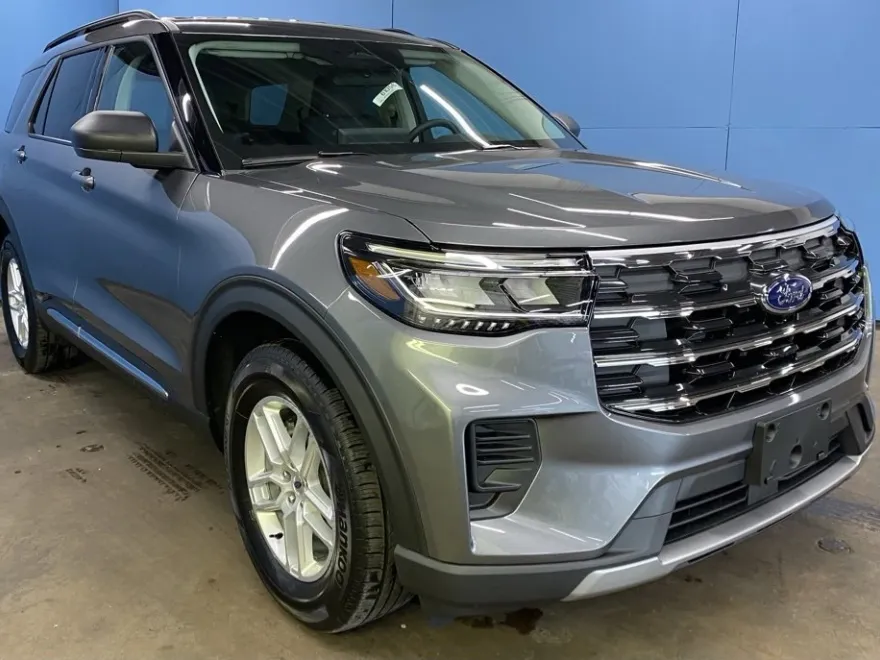 2025 Ford Explorer photo 1