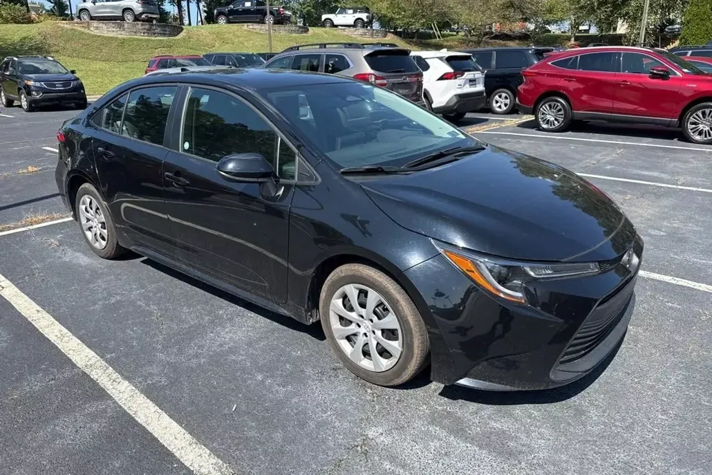 2024 Toyota Corolla LE photo 1