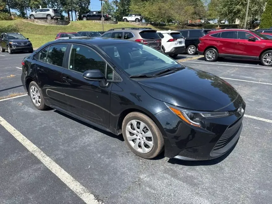 2024 Toyota Corolla LE photo 1