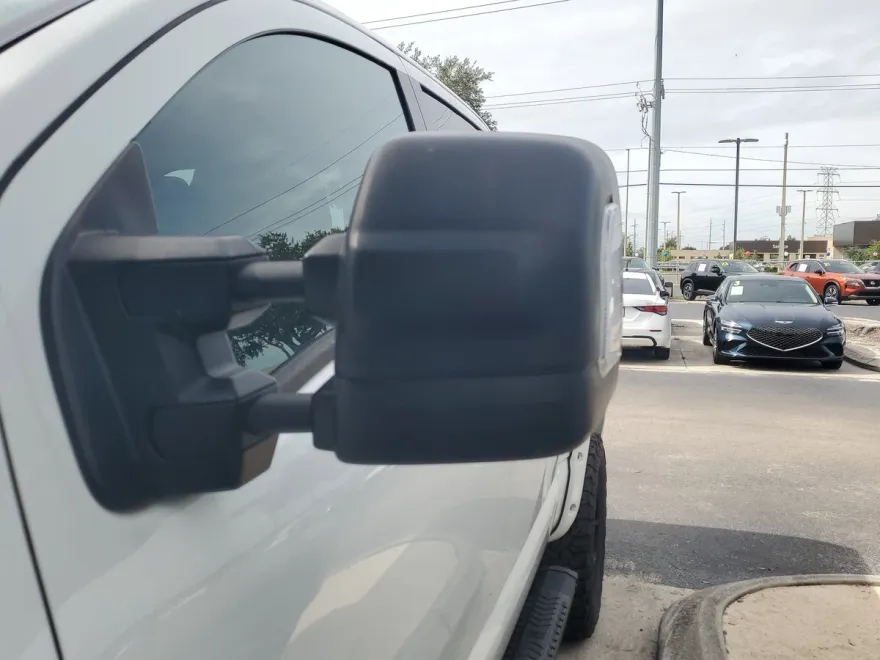 2024 Nissan Titan SV photo 1