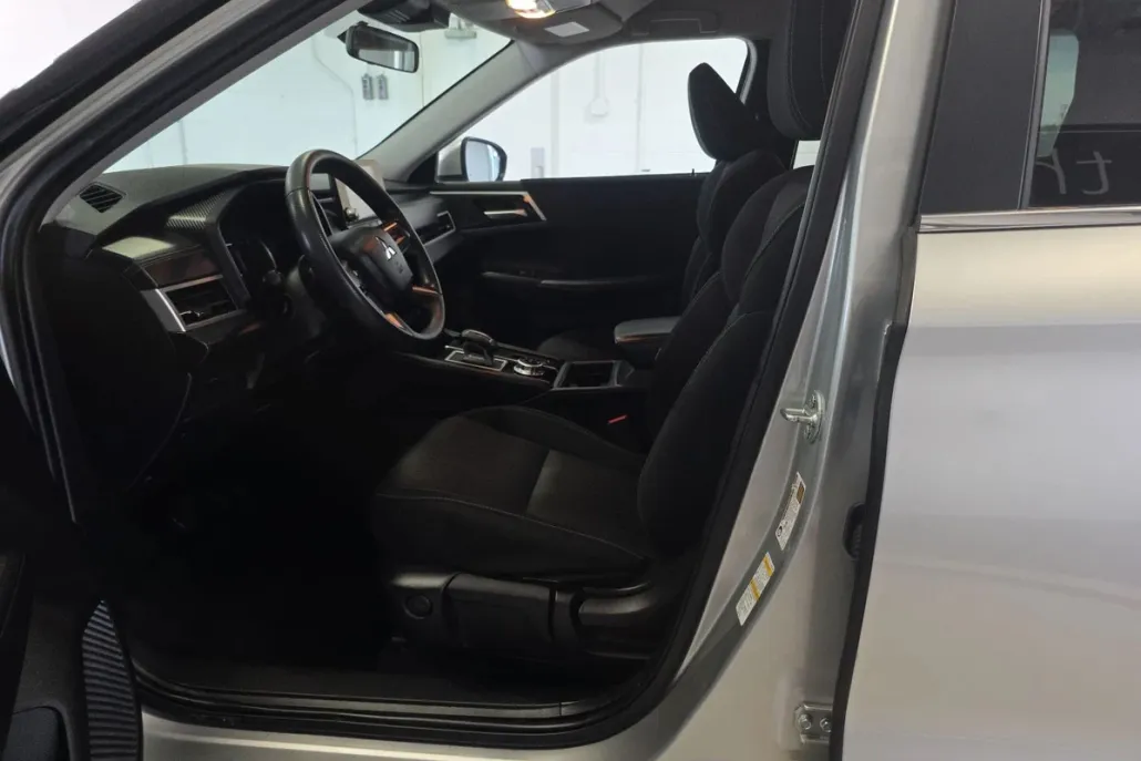 2024 Mitsubishi Outlander ES photo 1