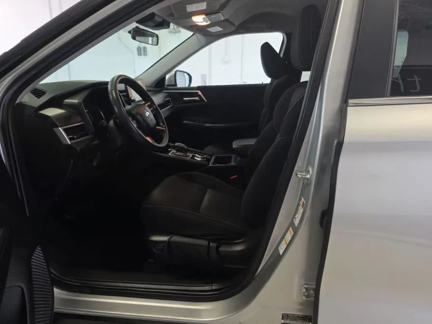 2024 Mitsubishi Outlander ES photo 1