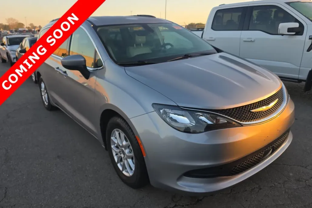 2021 Chrysler Voyager LXi photo 1