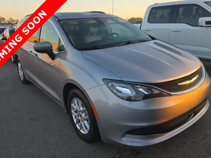 2021 Chrysler Voyager LXi photo 1