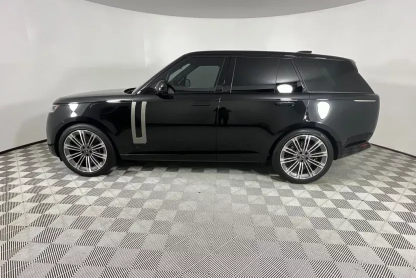 2025 Land Rover Range Rover SE photo 1