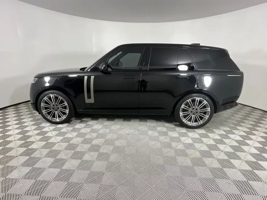 2025 Land Rover Range Rover SE photo 1