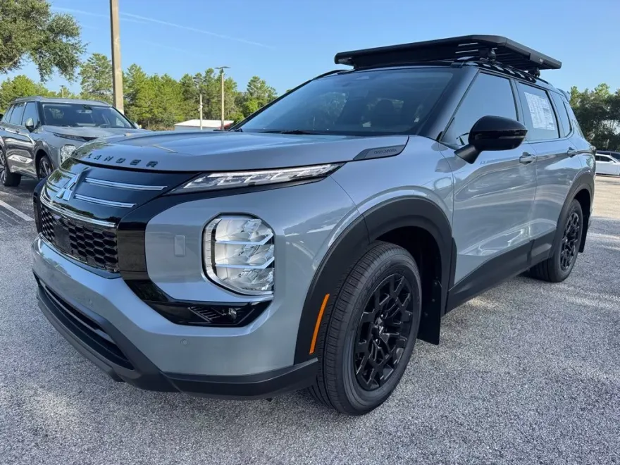 2025 Mitsubishi Outlander SE photo 1