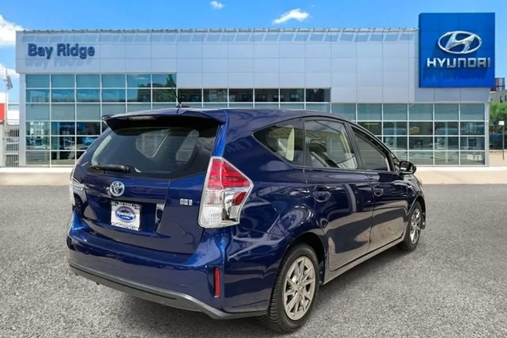 2017 Toyota Prius V Four photo 1