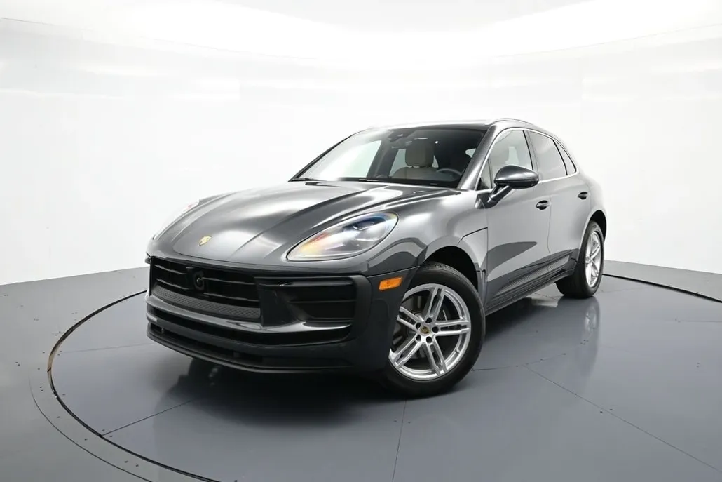 2025 Porsche Macan T photo 1