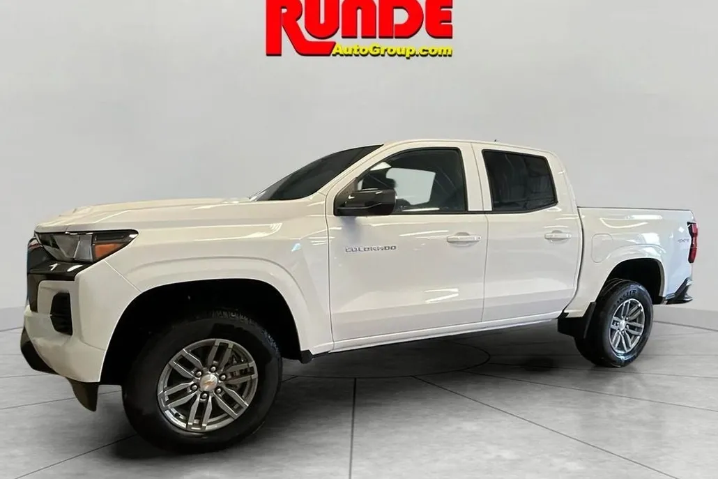 2025 Chevrolet Colorado Work Truck LT photo 1