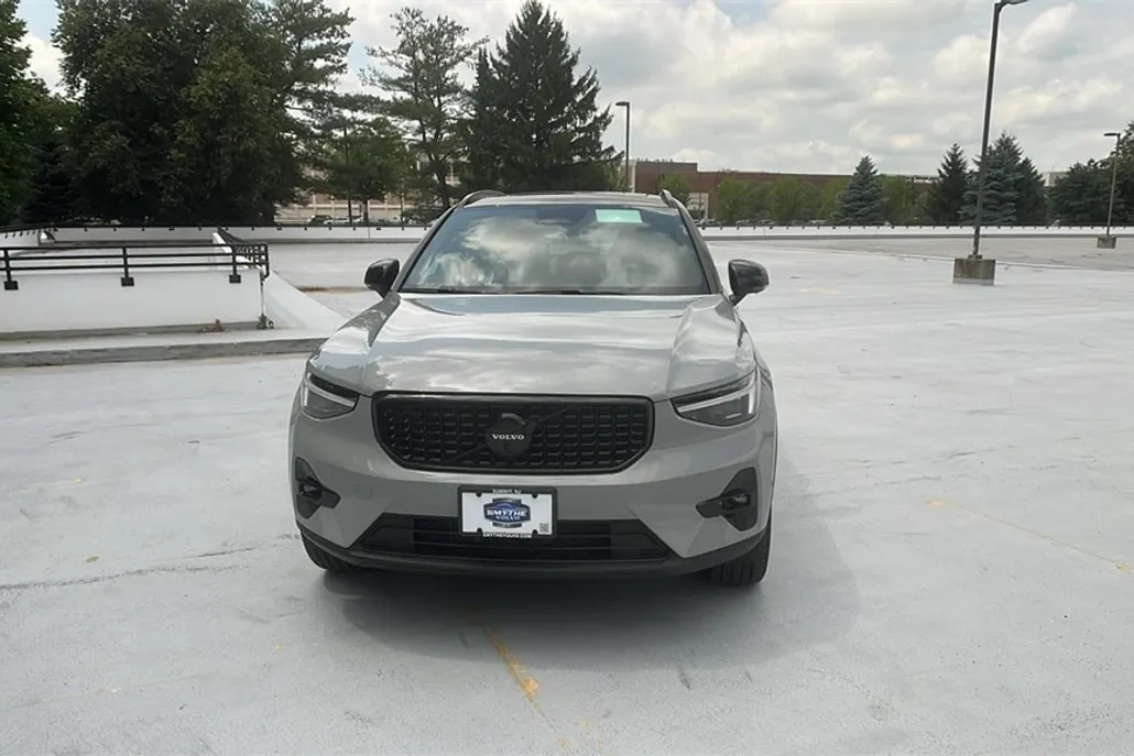 2026 Volvo XC40 photo 1