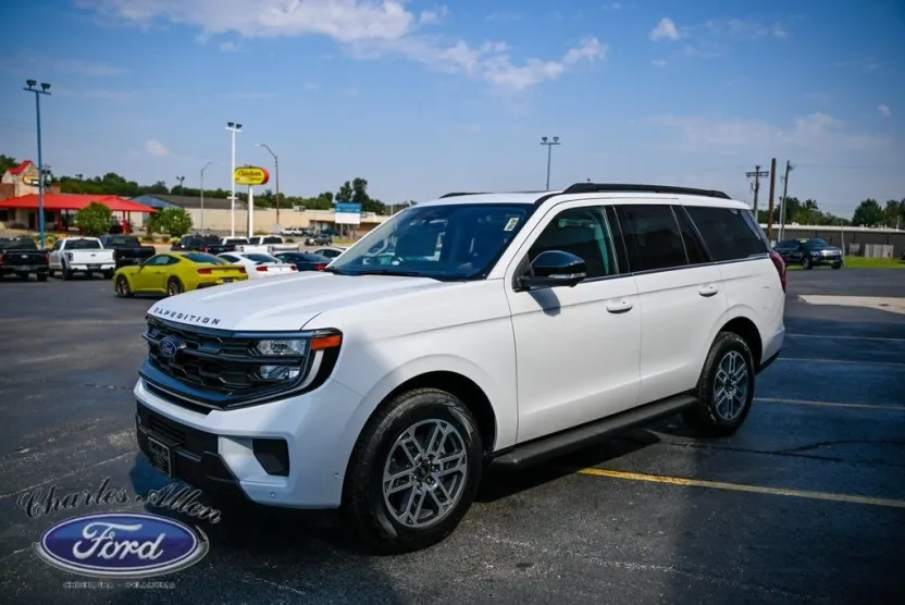 2025 Ford Expedition photo 1