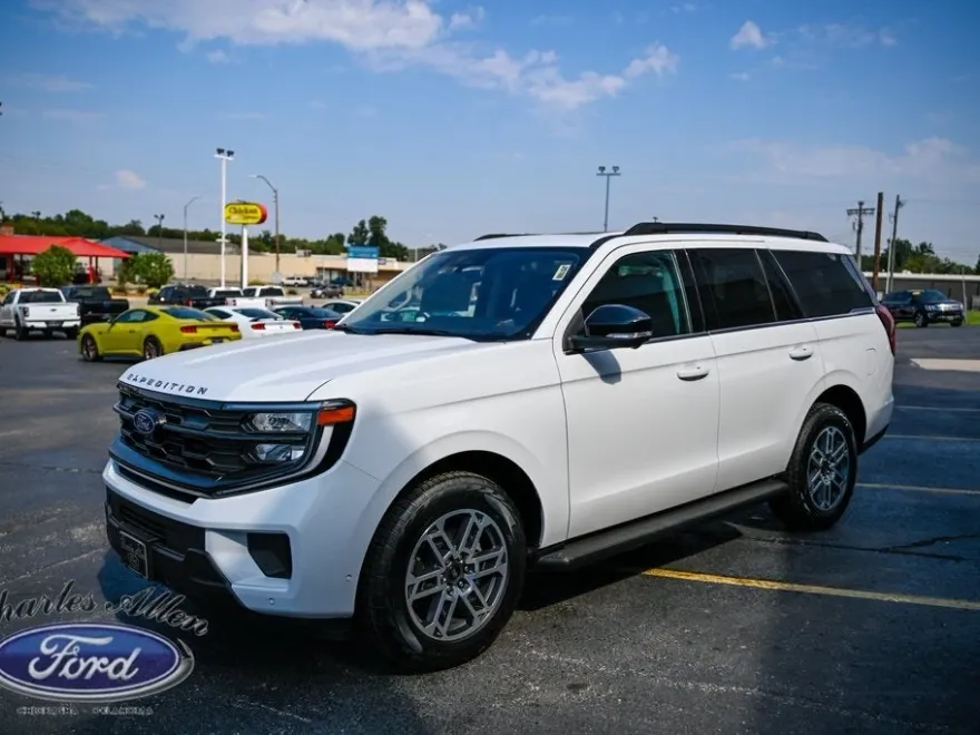 2025 Ford Expedition photo 1