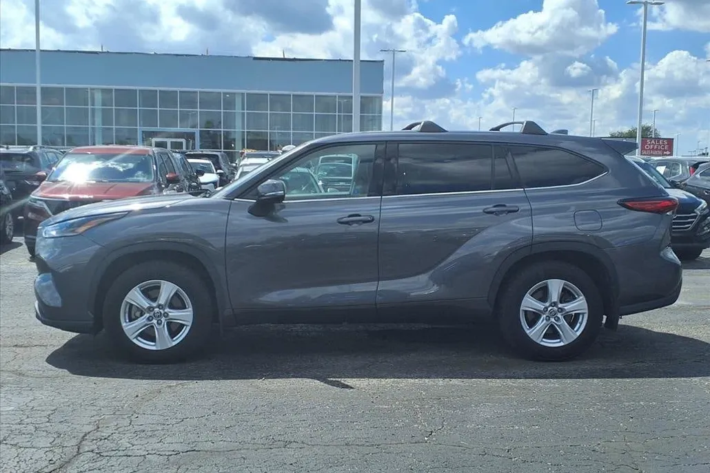 2021 Toyota Highlander LE photo 1