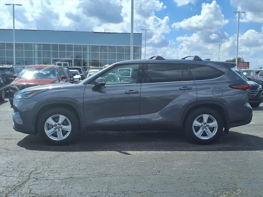2021 Toyota Highlander LE photo 1