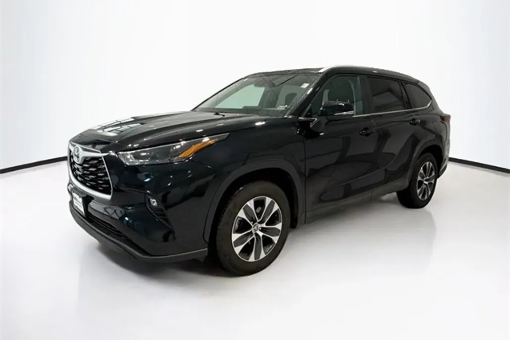2025 Toyota Highlander XLE photo 1