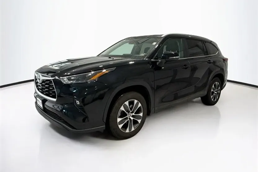 2025 Toyota Highlander XLE photo 1
