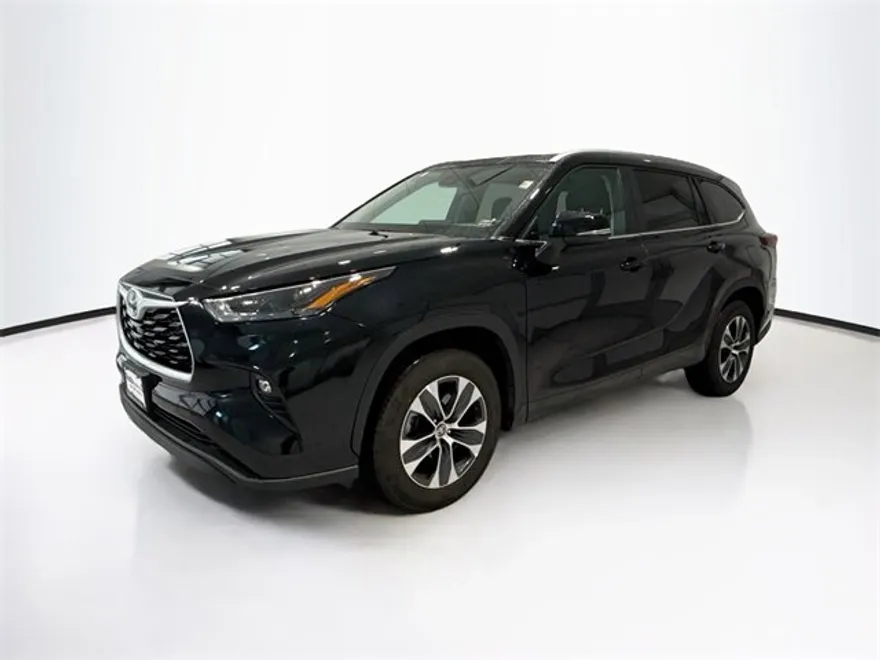 2025 Toyota Highlander XLE photo 1