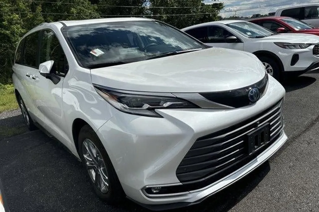 2023 Toyota Sienna Platinum photo 1