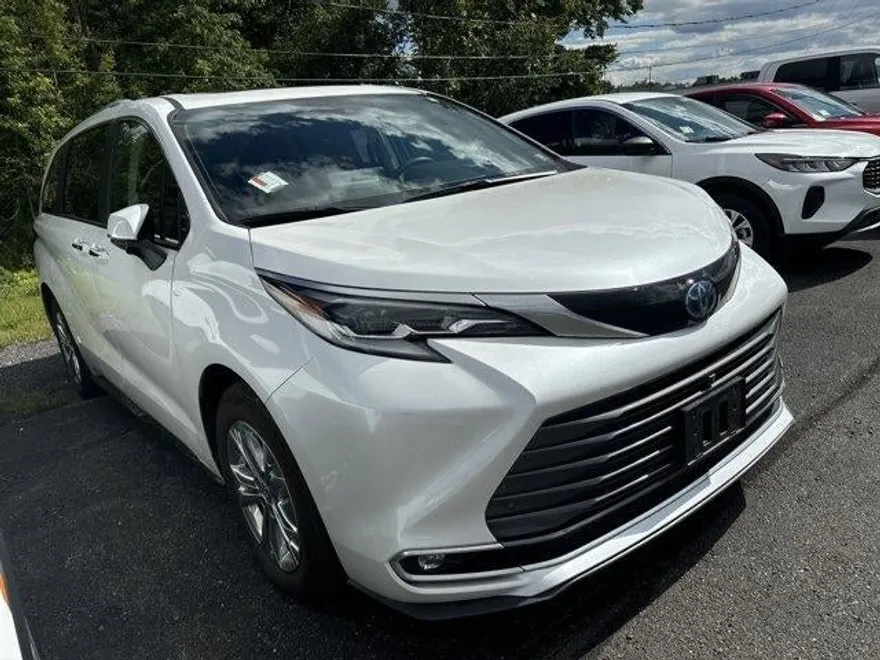 2023 Toyota Sienna Platinum photo 1