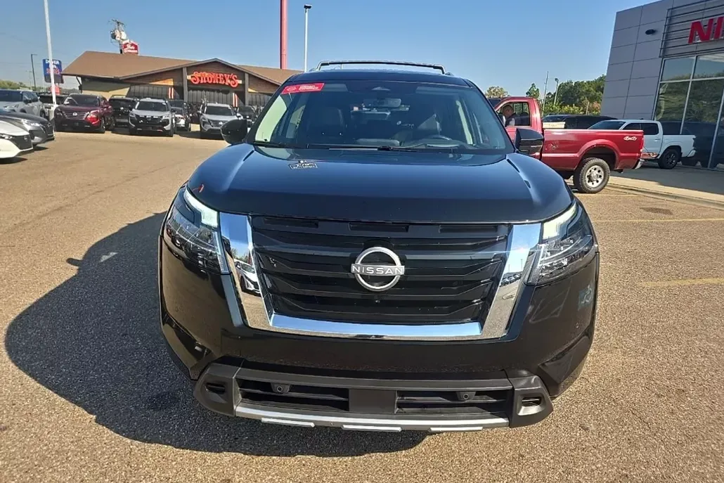 2024 Nissan Pathfinder Platinum photo 1