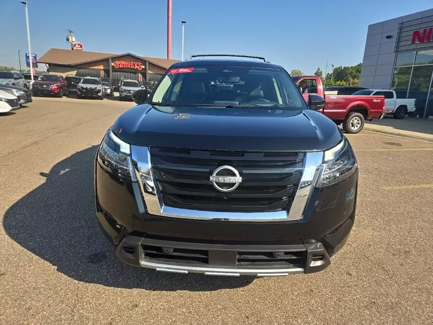 2024 Nissan Pathfinder Platinum photo 1