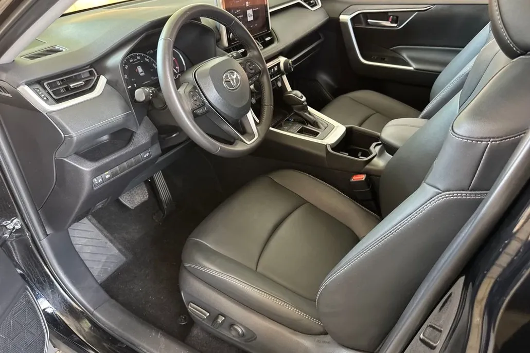 2025 Toyota RAV4 XLE Premium photo 1